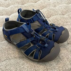 Keen washable sandals size 4